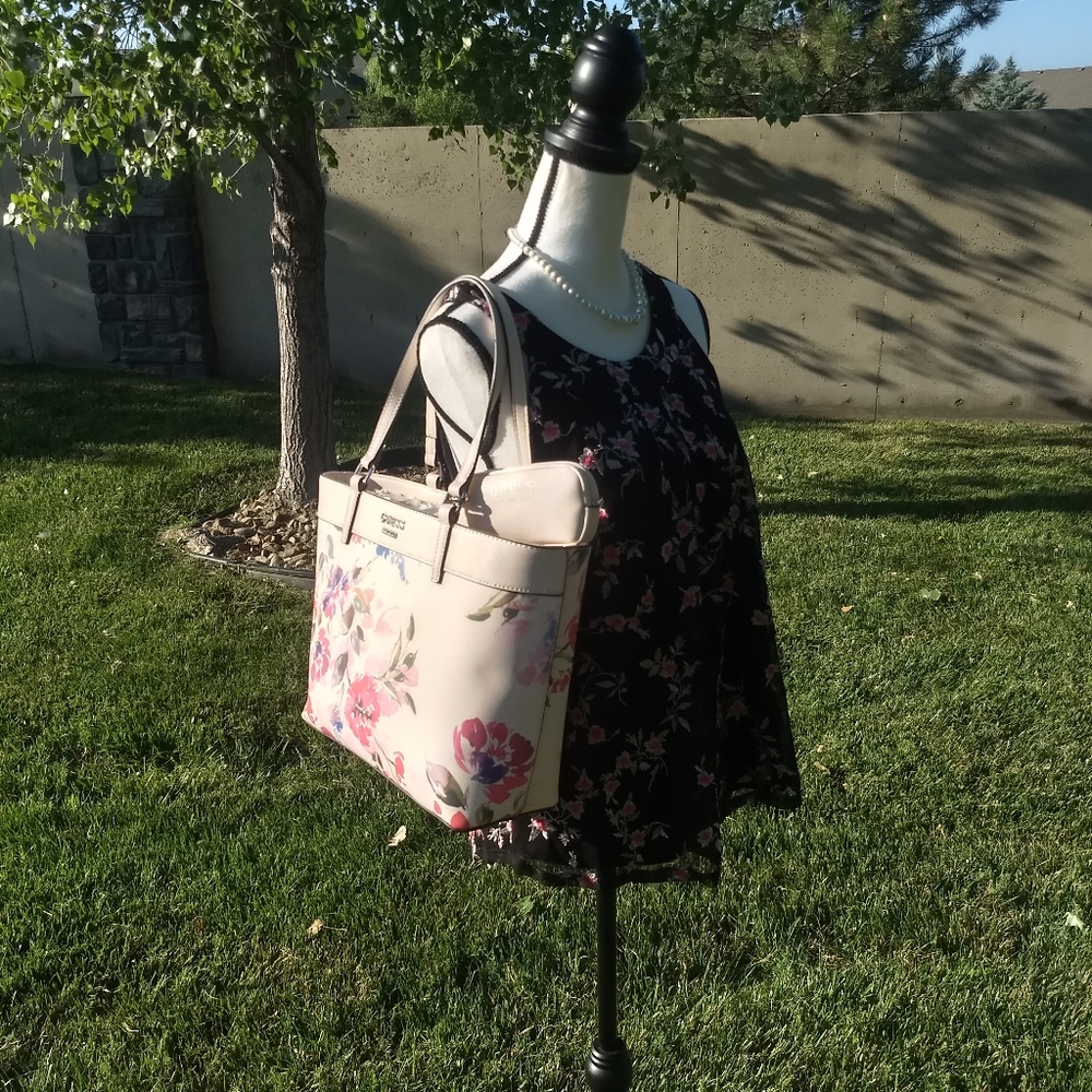 OUT Of STOCK Guess Pink Floral Garren Tote Set - Picture 4 of 13